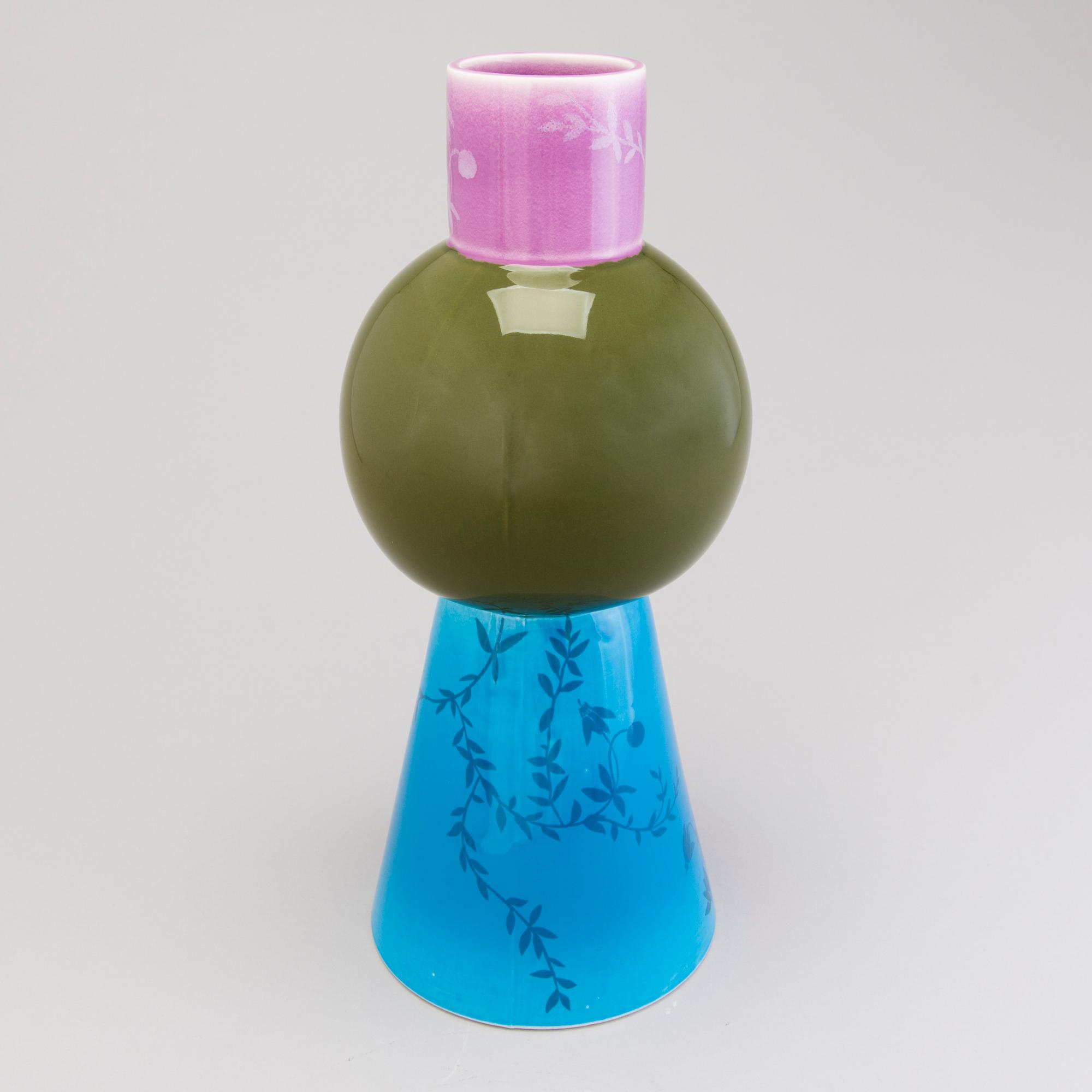 HEINI RIITAHUHTA, maljakko, posliinia, "Karpalo", signeerattu Heini Riitahuhta 2004.