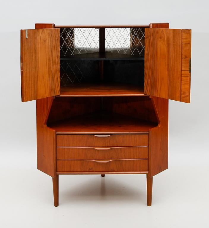 HÖRNSKÅP, Danmark, 1900-talets andra hälft.