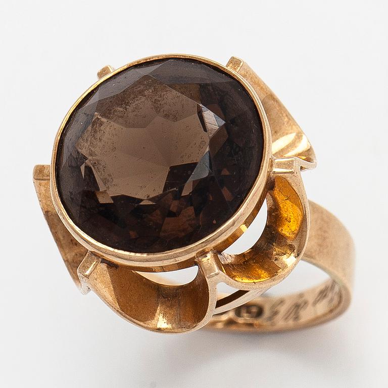 Ring, 14K guld, rökkvarts. Westerback, Helsingfors 1964.