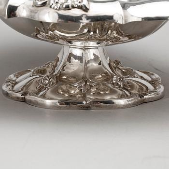 SKÅLAR, ett par, silver, nyrokoko, Christian Hammer, Stockholm 1851. Total vikt ca 1670 gram.