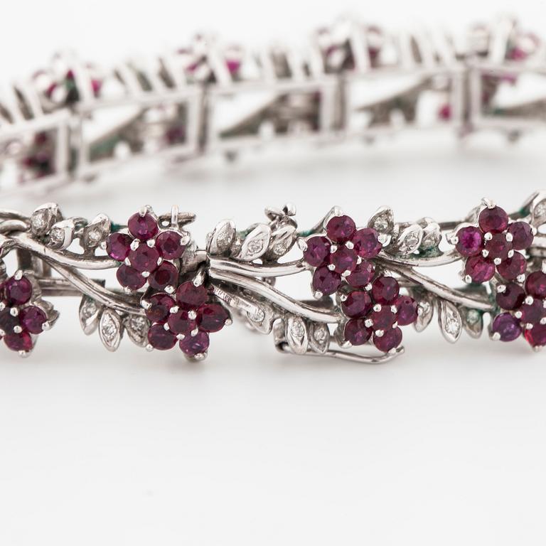 ARMBAND, med fasettslipade rubiner och åttkantslipade diamanter.