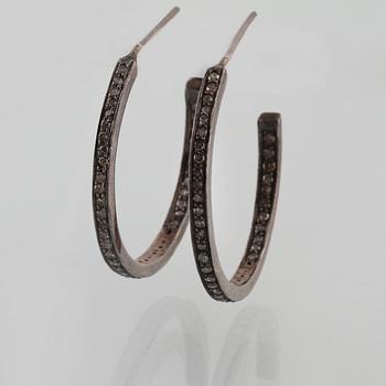ÖRHÄNGEN, svärtat silver med fasettsliapde diamanter. Vikt 4,6 gram.