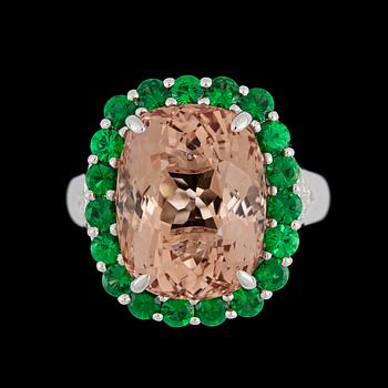 A pink morganite, 11.75 cts, tsavorite and brilliant cut diamond ring, tot. 0.30 cts.