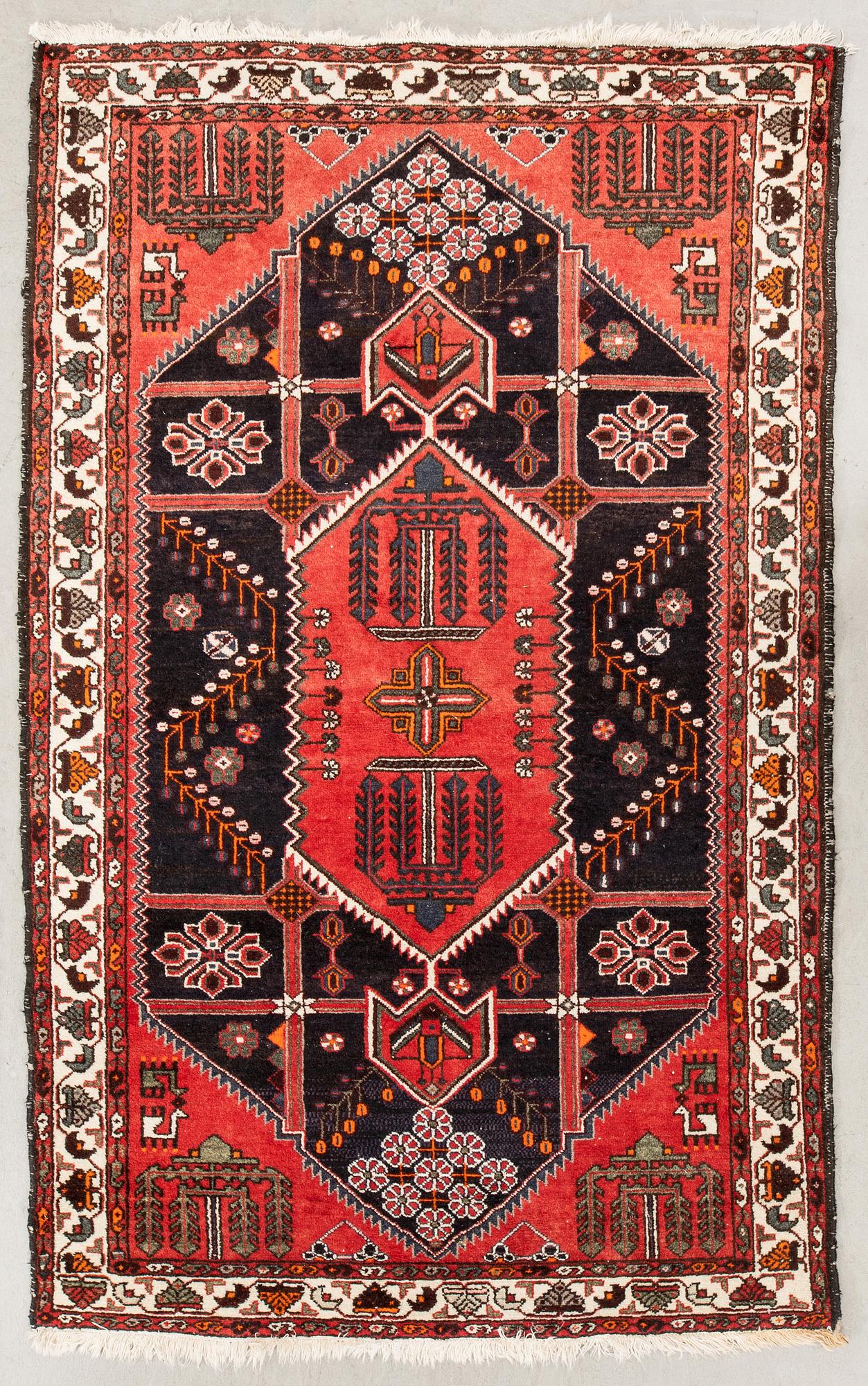 Carpet Hamadan semi-antique approx. 221x137 cm.