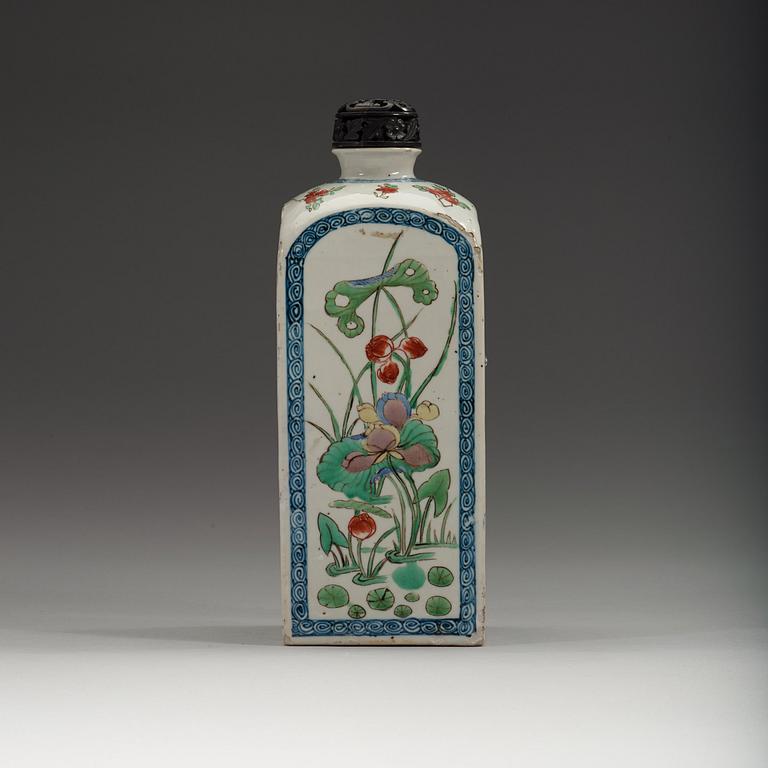 A square famille verte bottle, Qing dynasty, Kangxi (1662-1722).