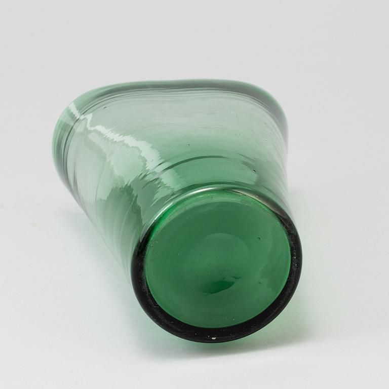 A GREEN GLASS VASE, first half of the 20th century.