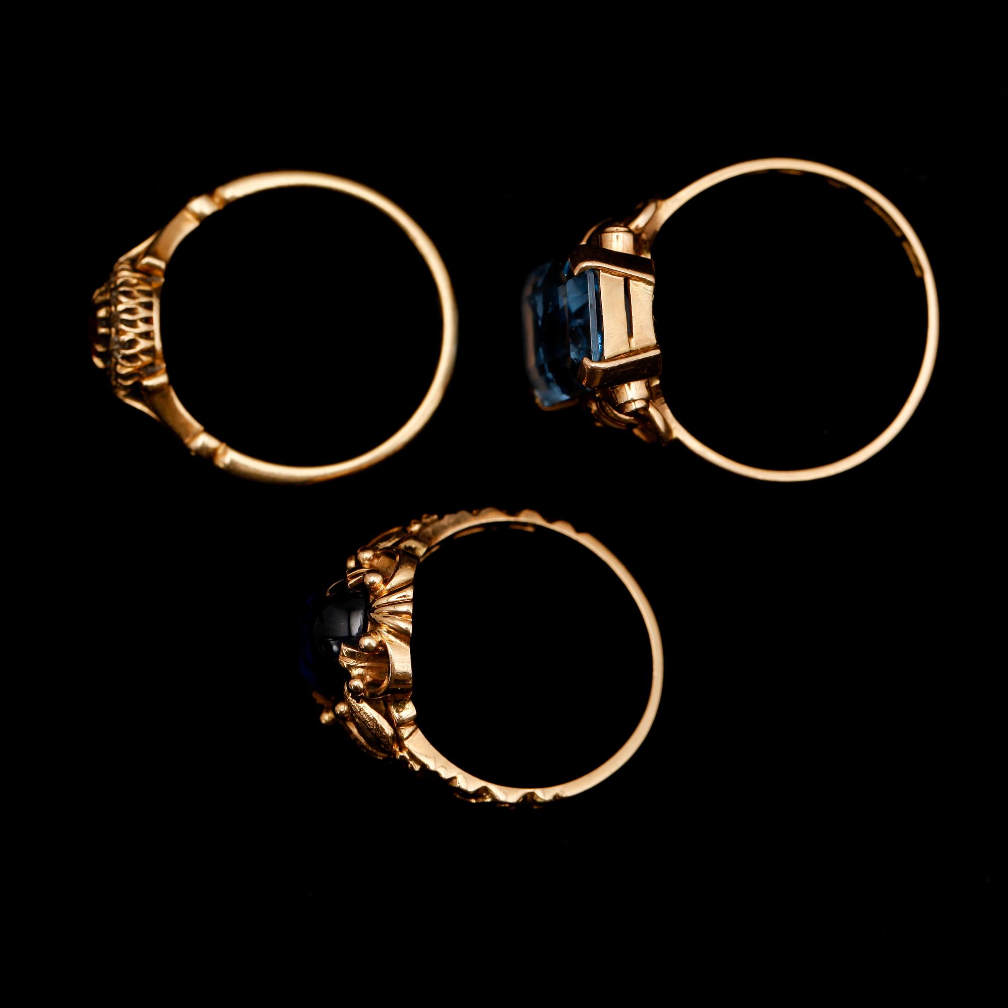 RINGAR, 3 st, 18 k guld, sv stämp, 1900-tal, med olika stenar. Vikt ca 12 g.