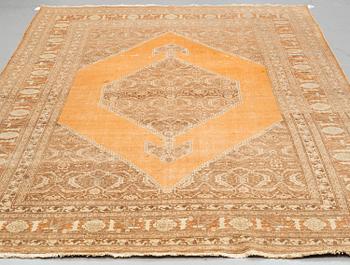 MATTO, an antique Tabriz, ca 338,5 x 210,5-222,5 cm.