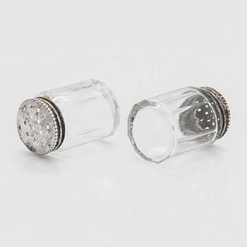 Snapsbägare, 7 st, och saltkar, 8 st, silver, glas, Tavastehus och Åbo 1948-54, fem saltkar med svensk kontrollstämpel.