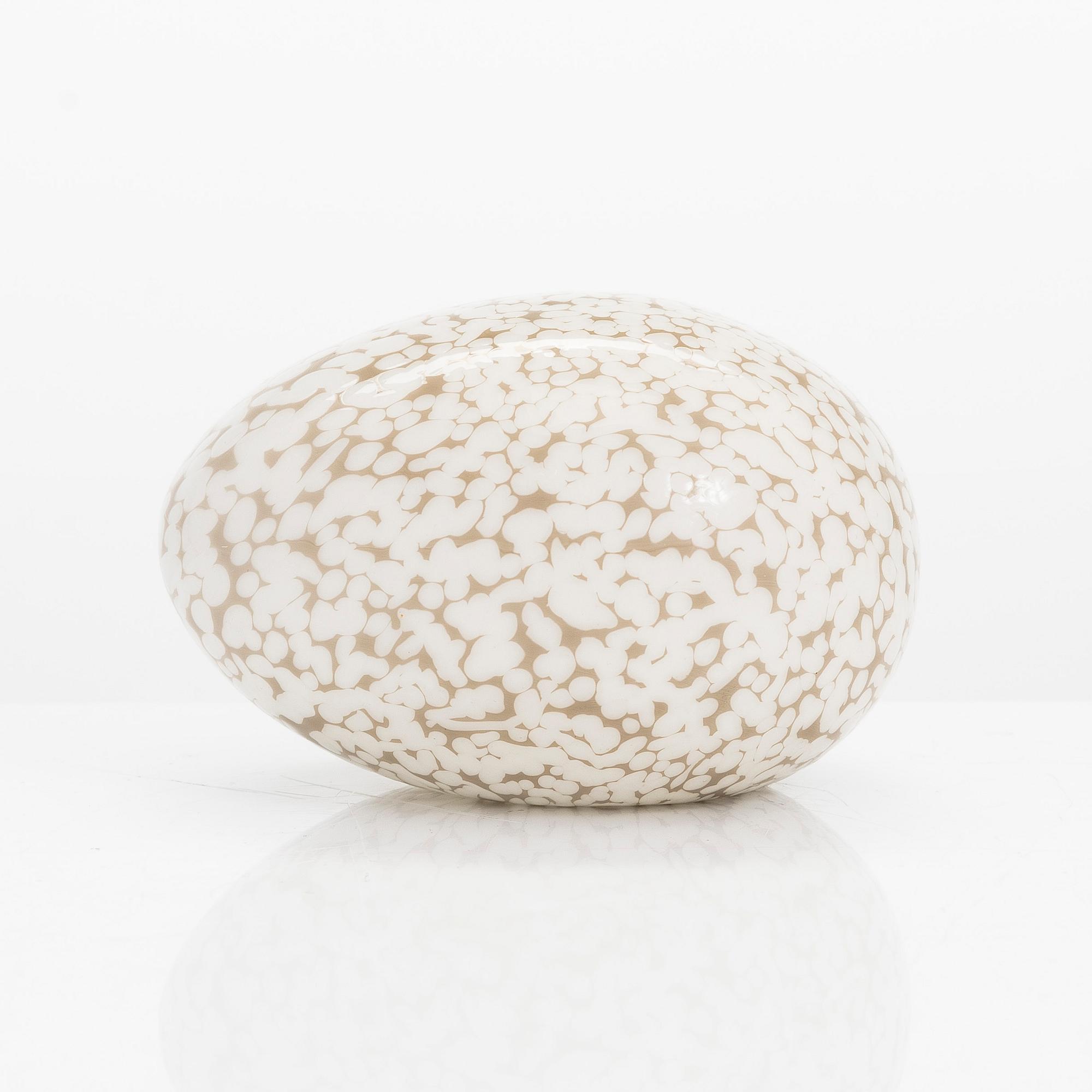 Oiva Toikka, three glass birds with egg, signed O. Toikka Nuutajärvi.