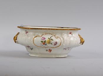 TERRINUNDERDEL. Porslin. Meissen. 1700-tal.