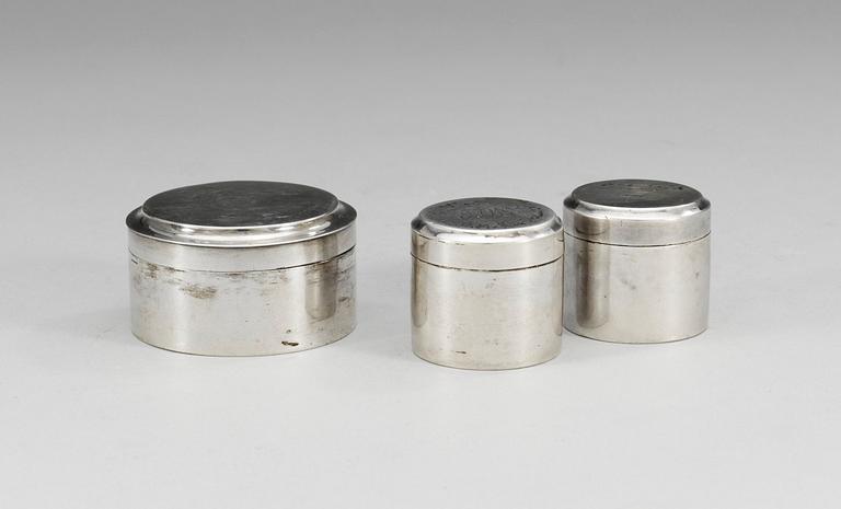DOSOR, 3 st (2+1), silver. J.F.Bäckström, Sthlm 1818 (2) samt L.Larsson, Sthlm 1850 (1).