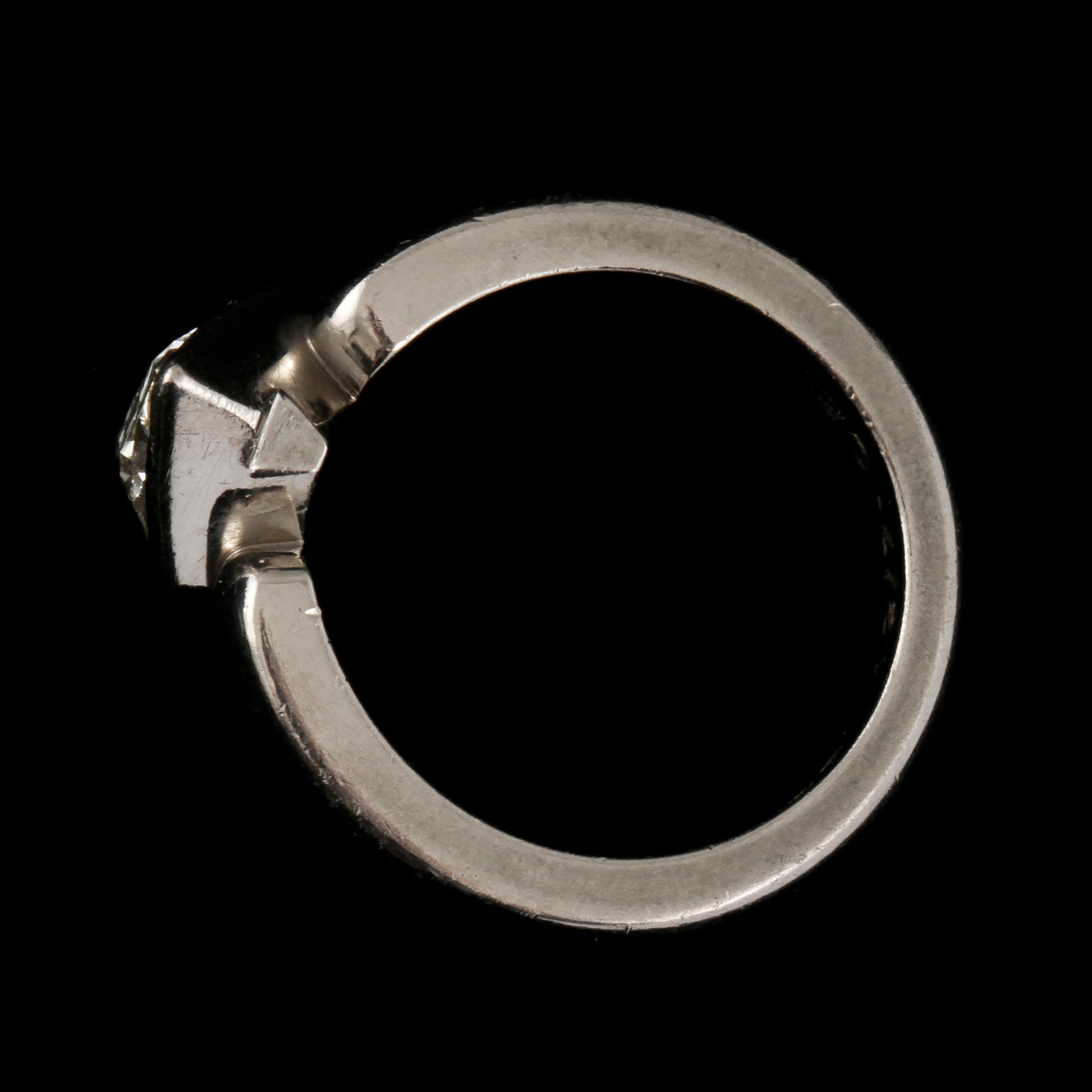RING, platina med navetteslipad diamant, ca 0.90 ct, Gunnar Fahlström, Stockholm, 2007. Vikt 14 g.