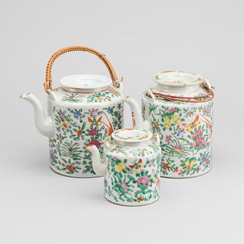 A set of three Chinese porcelain teapots around 1900.