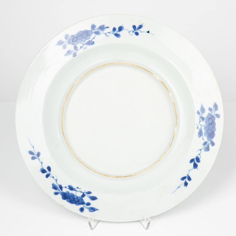 A blue and white Kangxi style Chinese porcelain plate, Qing Dynasty, 19th Century.