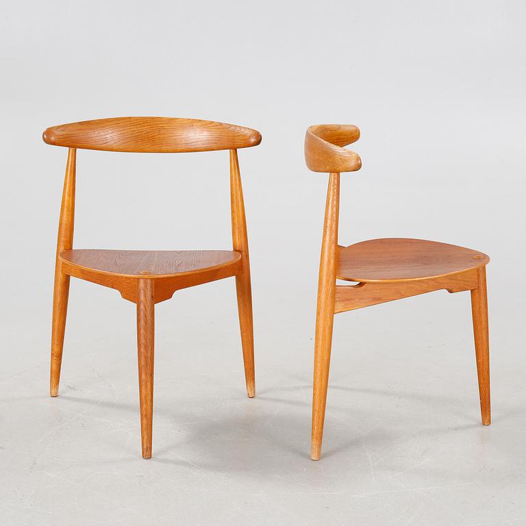 Four chairs named "Hjertestolen" designed by Hans J Wegner and a dining table from Troed.