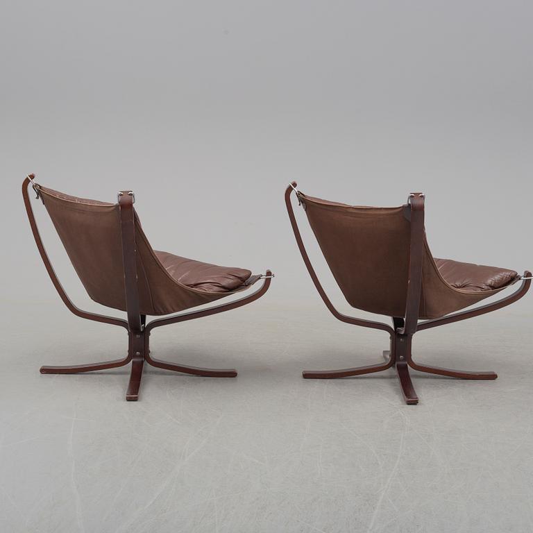 A pair of easy chairs and a table by Sigurd Ressel.