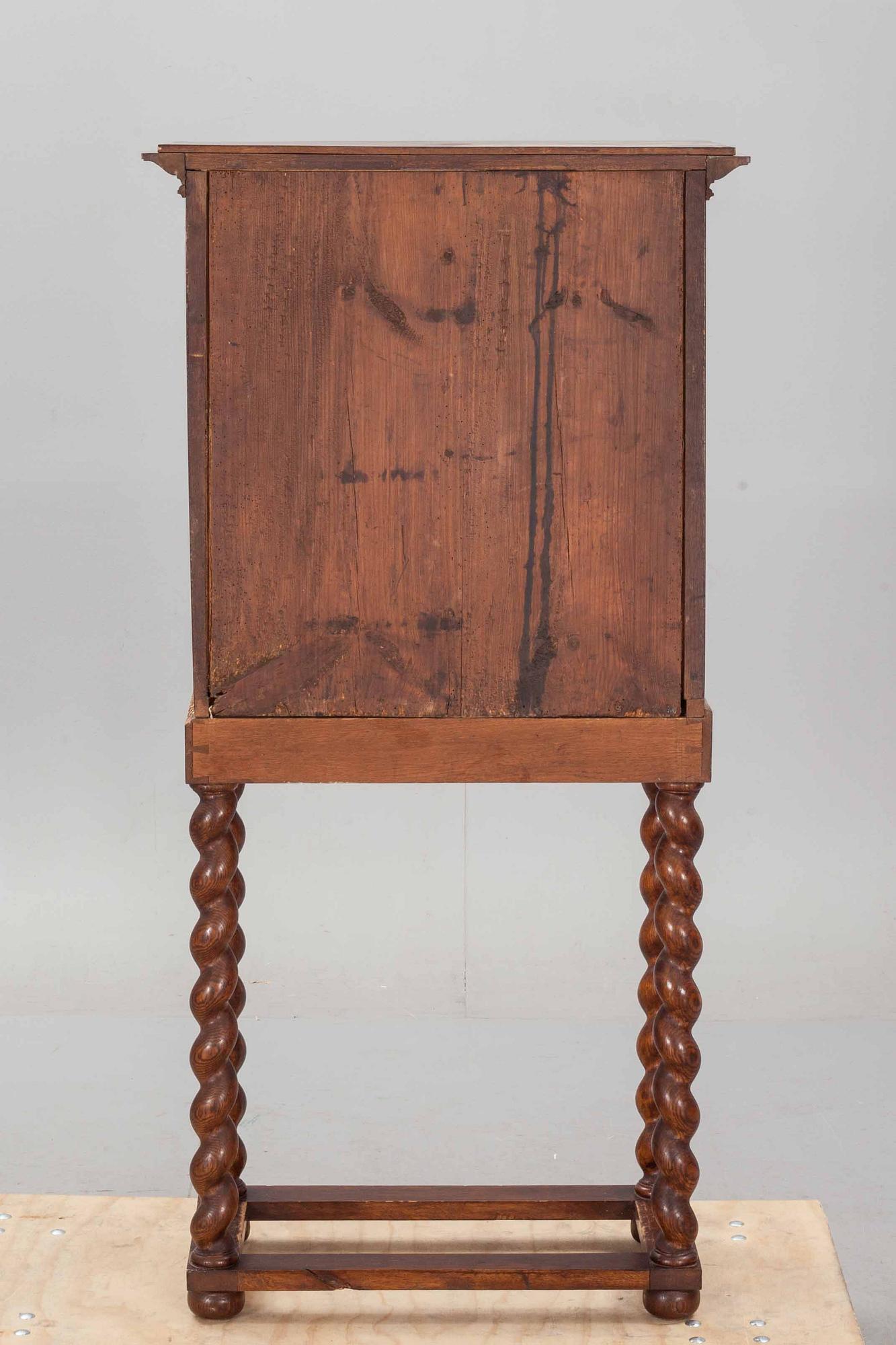 KABINETTSKÅP, barockstil, 1800-tal.