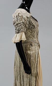 KOSTYM, 1900-talets första hälft.