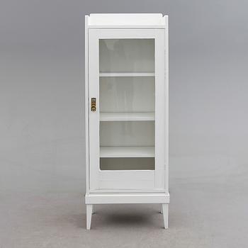 VITRINSKÅP, 1900-talets första hälft.