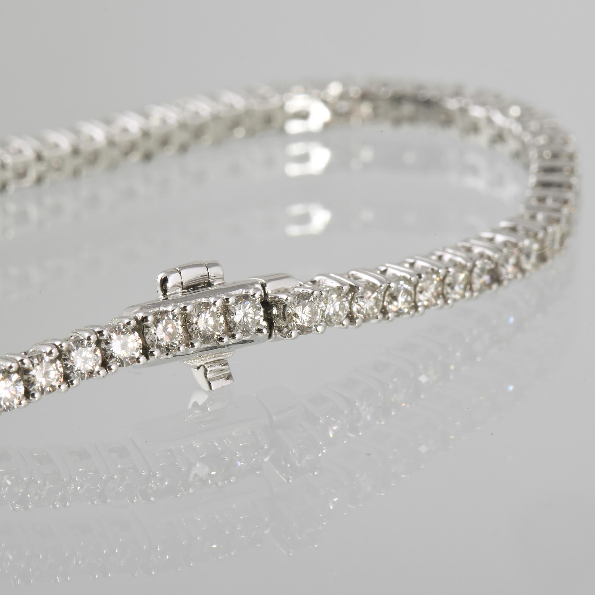 ARMBAND, 18k vitguld med 82 briljantslipade diamanter, 3.05 ct. Vikt 10 g.