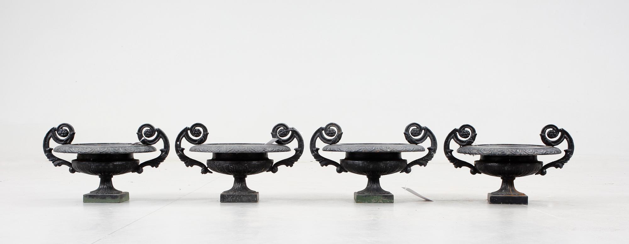 TRÄDGÅRDSURNOR, 4 st, gjutjärn, 1800/1900-tal.