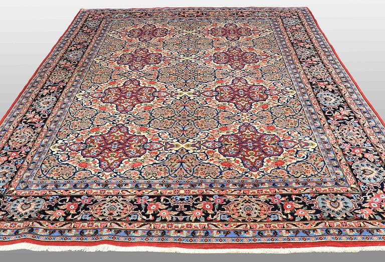 A CARPET, Sarouk, ca 345 x 254 cm.