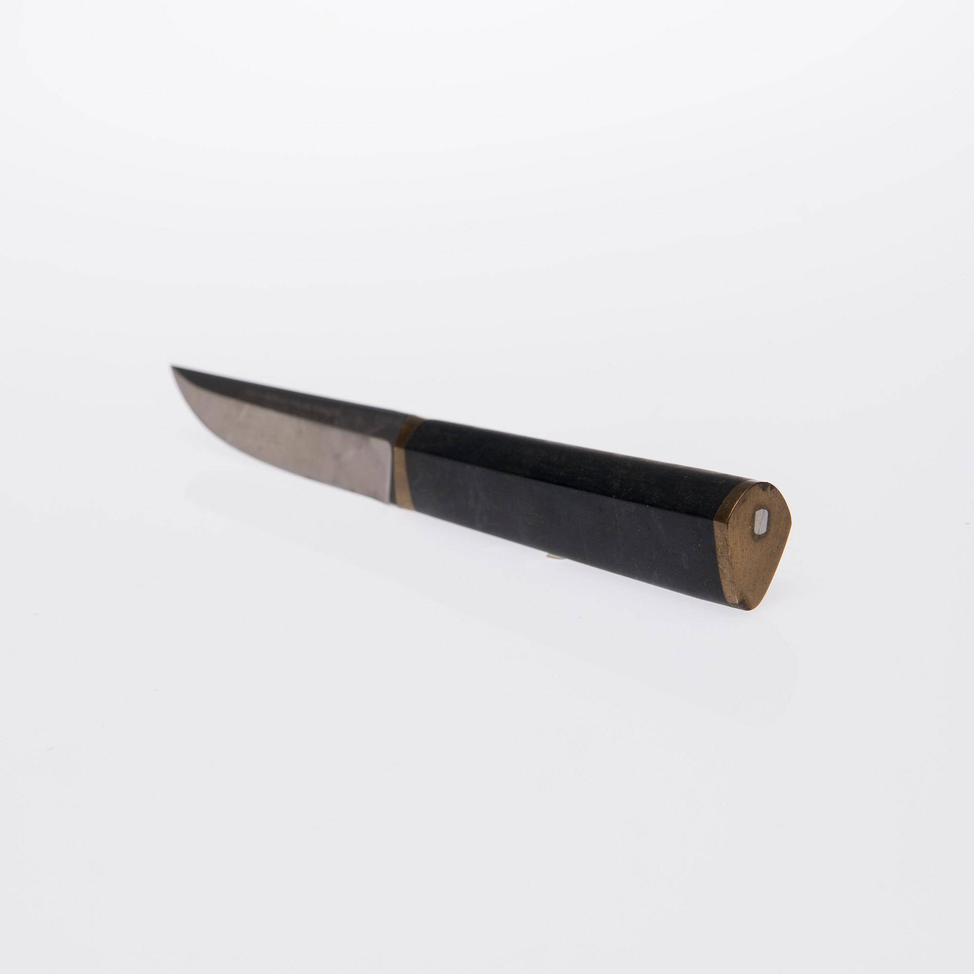 PUUKKO-KNIV, rostfritt stål, nylon och mässing, märkt  Tapio Wirkkala, Hackman Finland. Formgiven 1961.