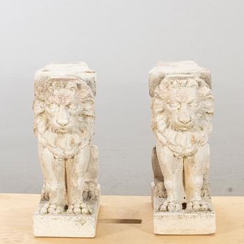 BÄNKUNDERREDE I FORM AV BEVINGADE LEJON, ett par, stenmassa.