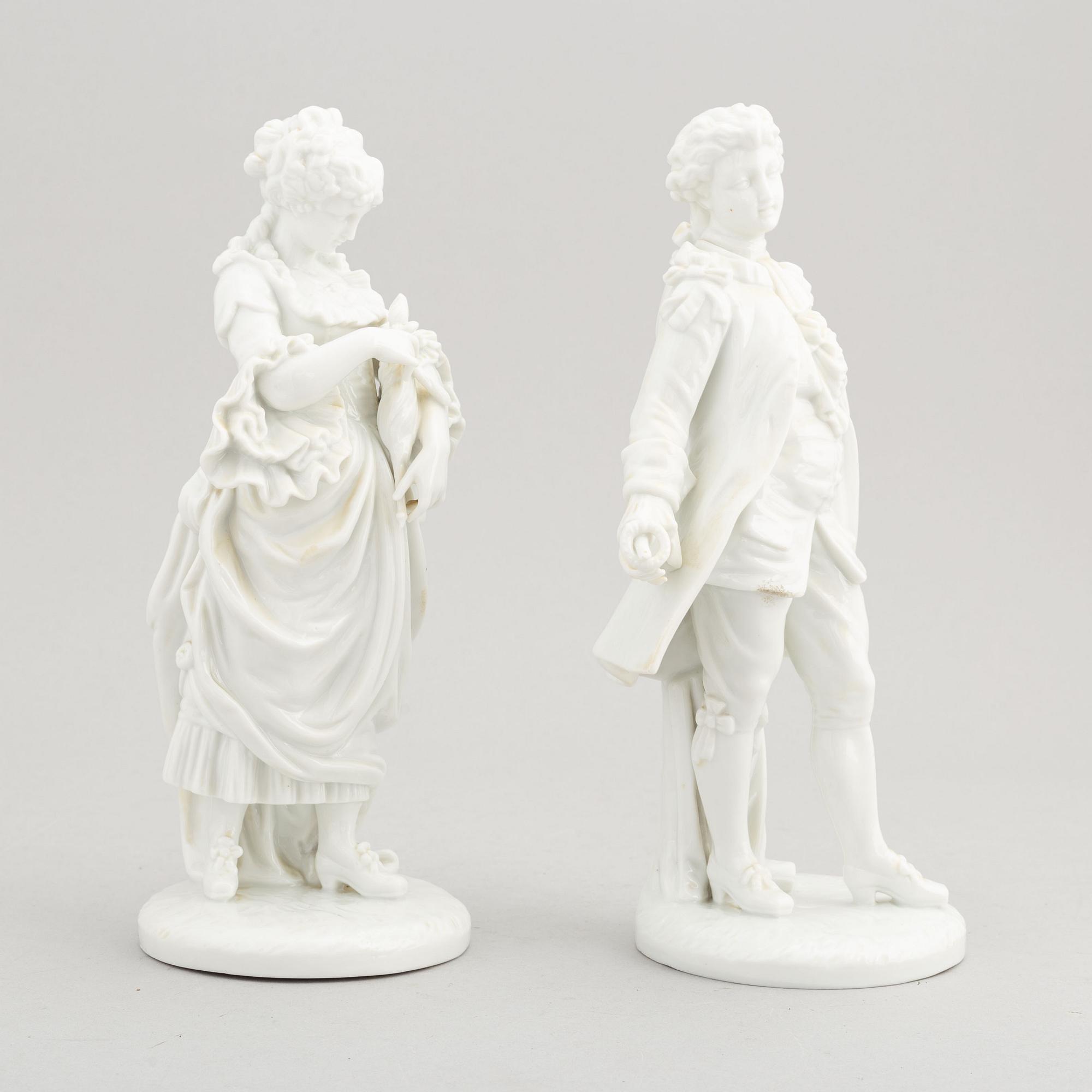 A pair of porcealain figurines, probably German, from around year 1900.