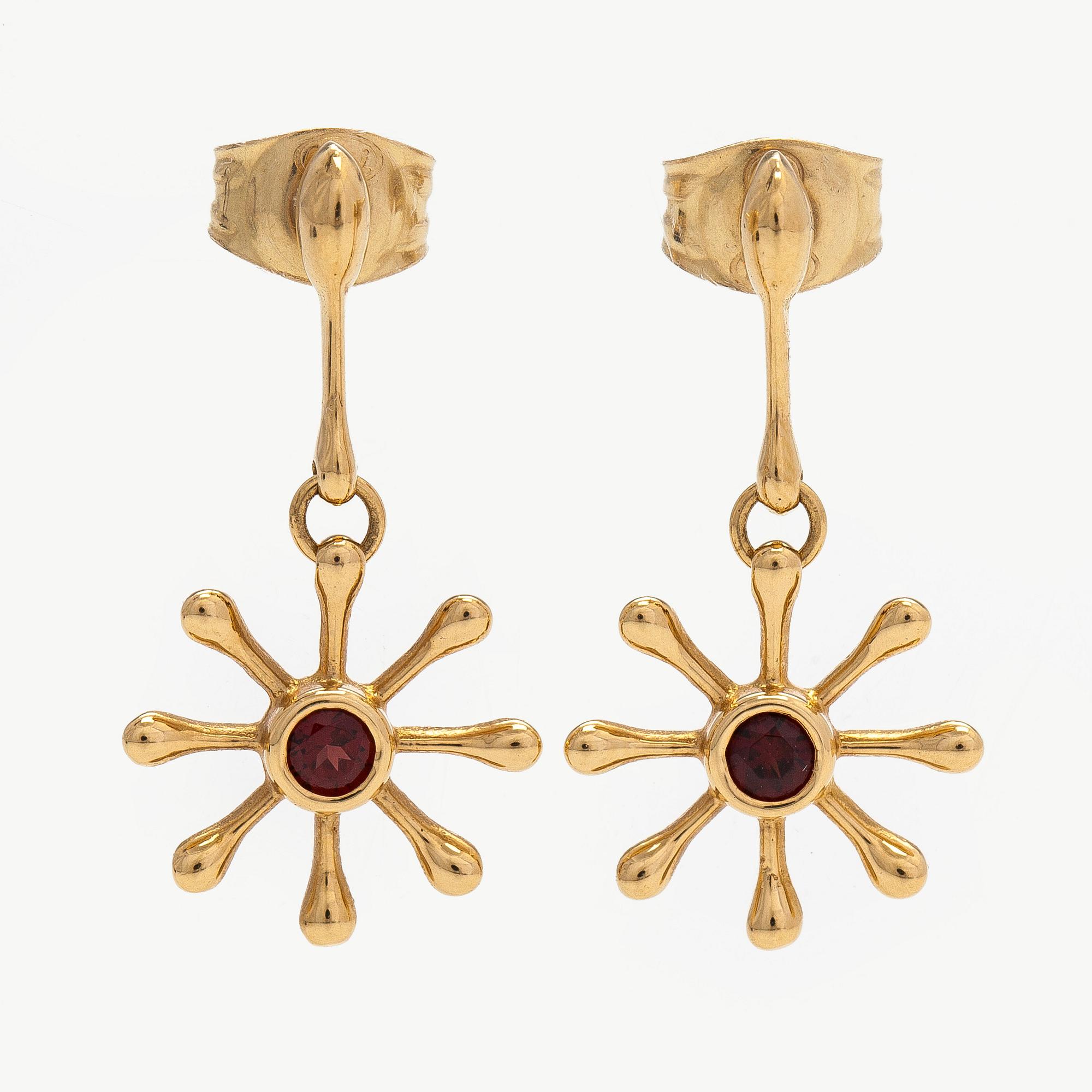 Kirsti Doukas, korvakorut, "Pohjantähti", 18K kultaa ja granaatti. Kalevala Koru, Helsinki.