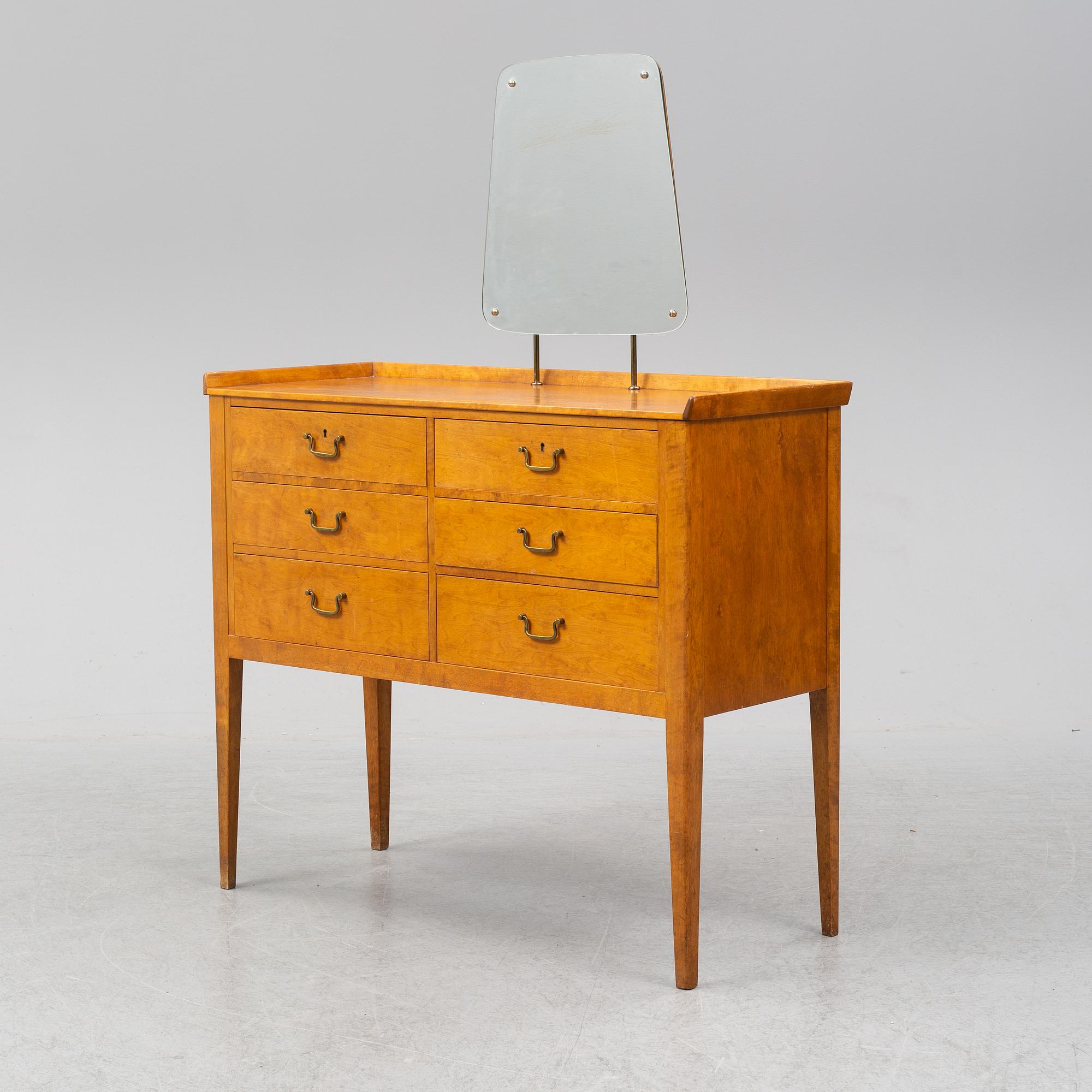 A 1930s-40s dressing table.