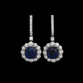 1191. ÖRHÄNGEN, fasettslipad kyanit, tot. 6.84 ct, samt briljantslipade diamanter, tot. 2.28 ct.