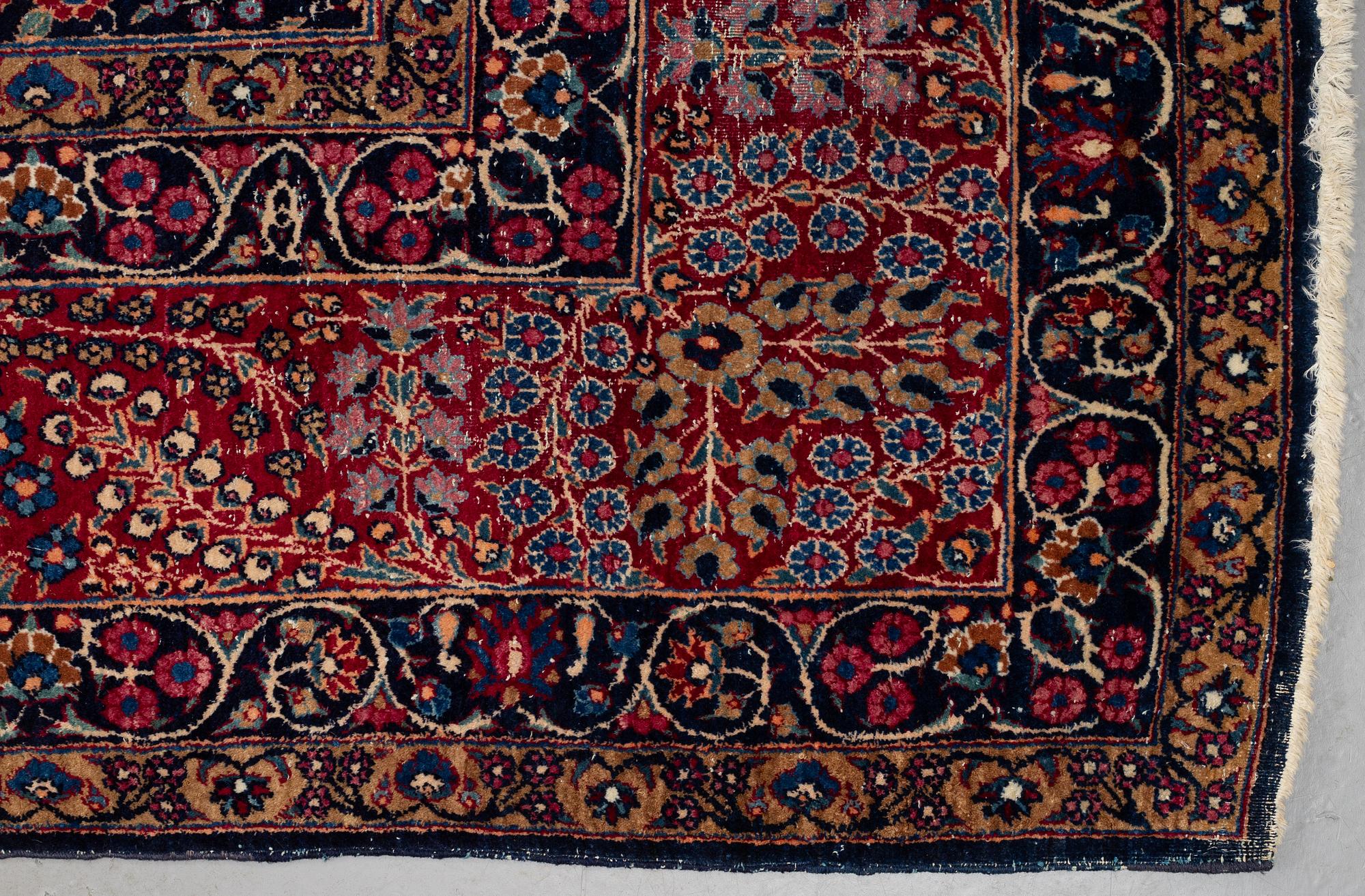 A carpet, an antique/a semi-antique Yezd, ca 557-562 x 366,5-370,5 cm.