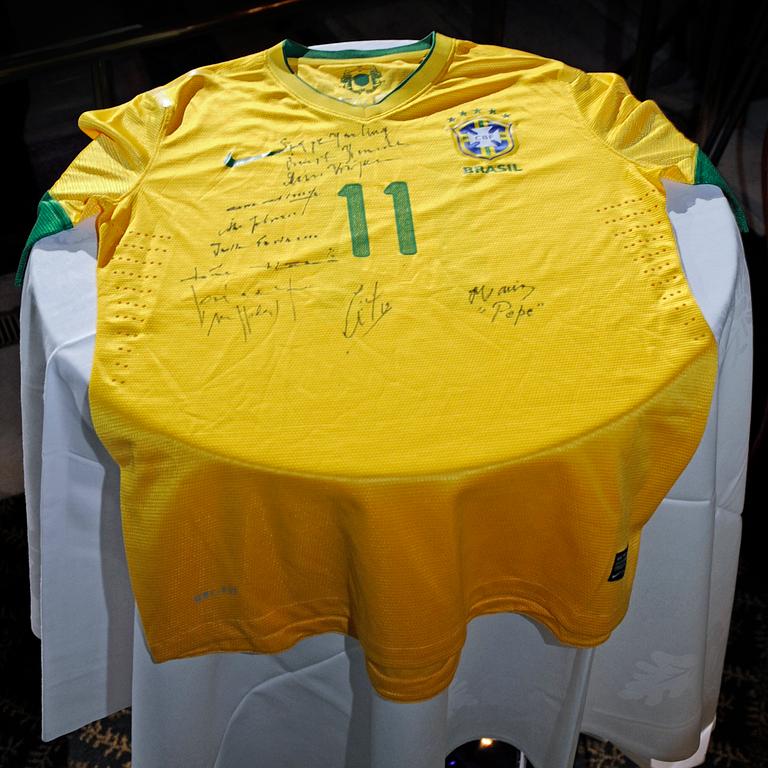 MATCH SHIRT, signed by Pelé, Mazzola, Kurt "Kurre" Hamrin, Agne Simonsson and more 2012.