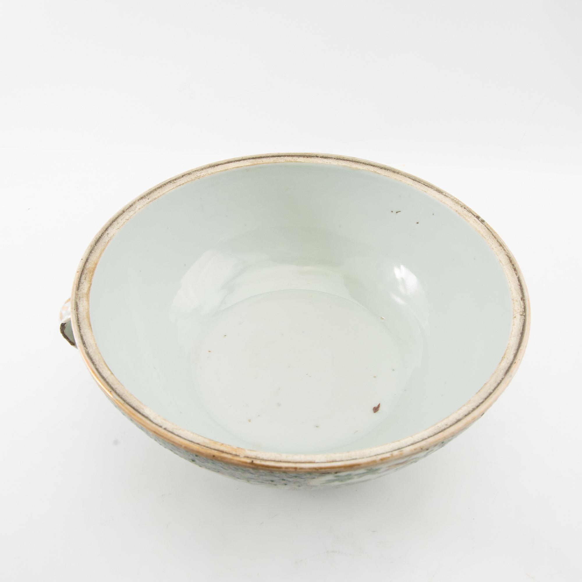 A Chinese chamber pot, 19th century.