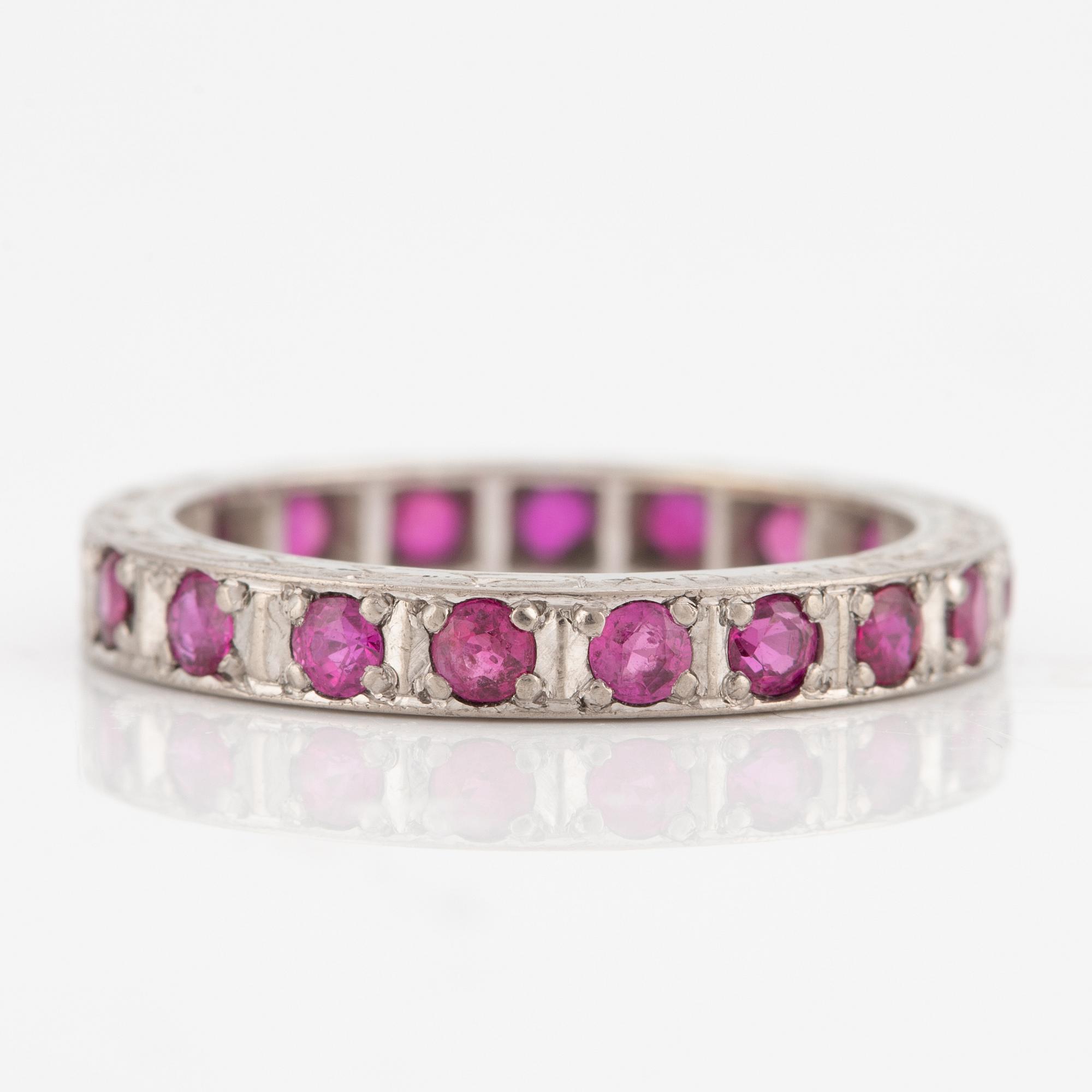 Alliance ring, 14K white gold with rubies.