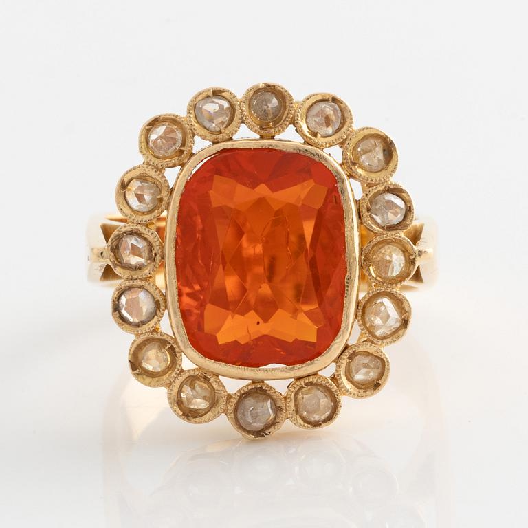 Ring in 18K gold with a fire opal and rose-cut diamonds.