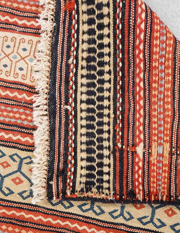 A CONTEMPORARY FLAT WEAVE RUG FROM AFSHAR, 200 x 70 cm.