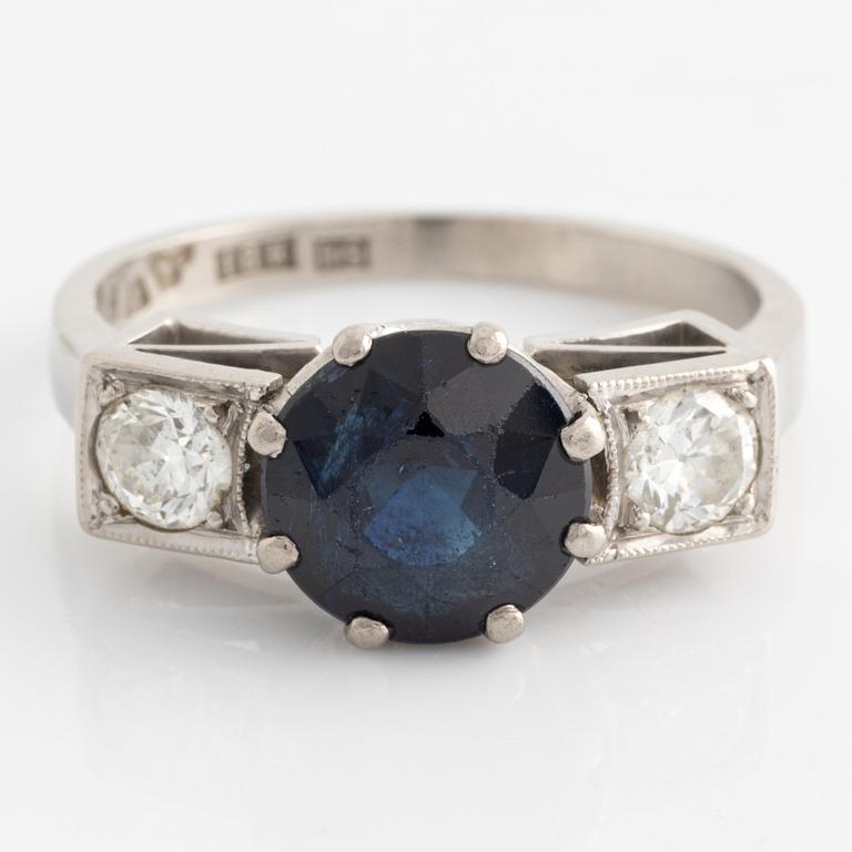 Ring, vitguld, med mörk safir samt två briljantslipade diamanter,