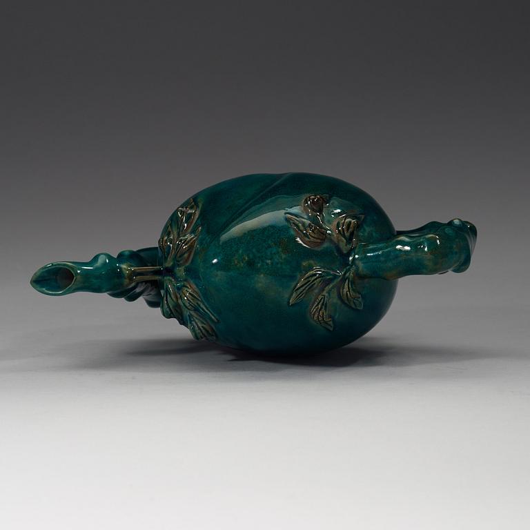 A turkoise glazed peach shaped cadogan pot, late Qing dynasty (1644-1912).