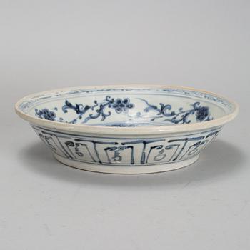 A blue and white dish, Vietnam, 16Y/17th Century.
