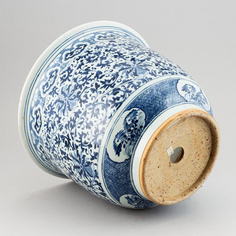 A blue and white flower pot, Qing dynasty, 19th Century.