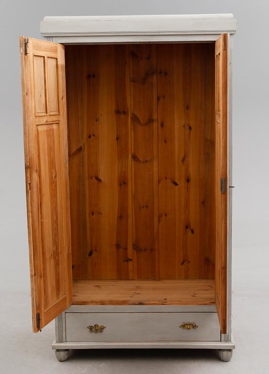 KLÄDSKÅP, omkring år 1900.