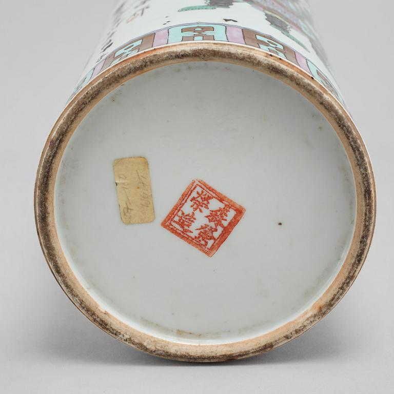 A porcelian chinese vase from the latter half of the 20th century.