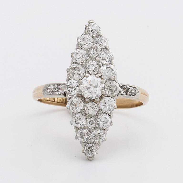 Ring 18K guld o platina m gammalslipade diamanter ca 1 ct totalt, Stockholm 1906.