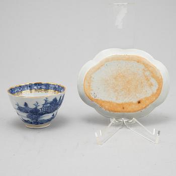 A Chinese porcelain cup with saucer, Qing dynasty, late 18th century.