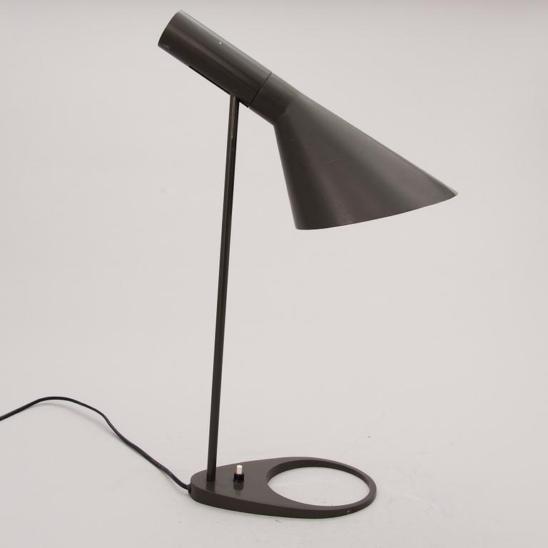ARNE JACOBSEN, bordslampa, "AJ", Louis Poulsen.