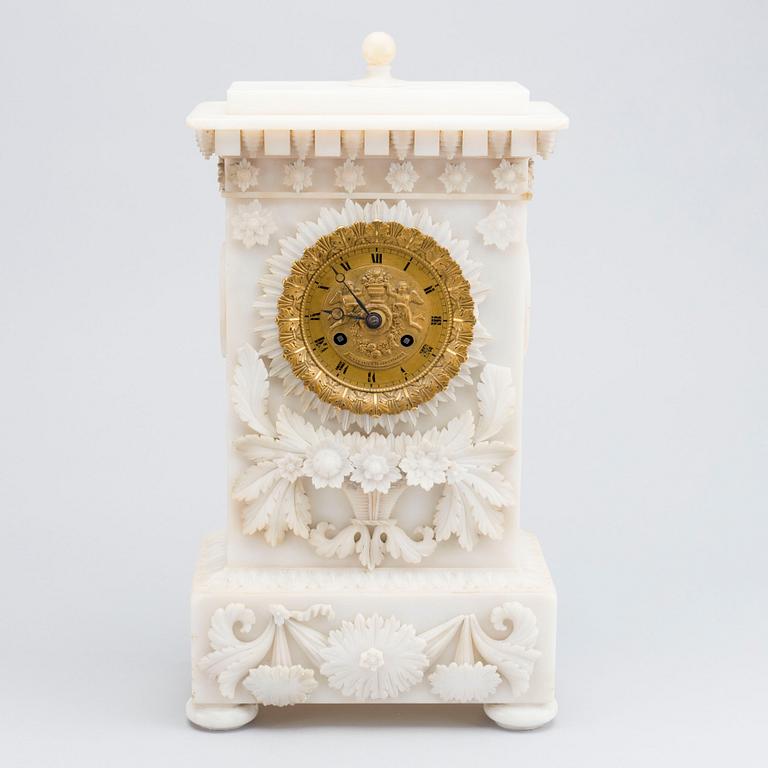 A 19TH CENTURY MANTELPIECE CLOCK.