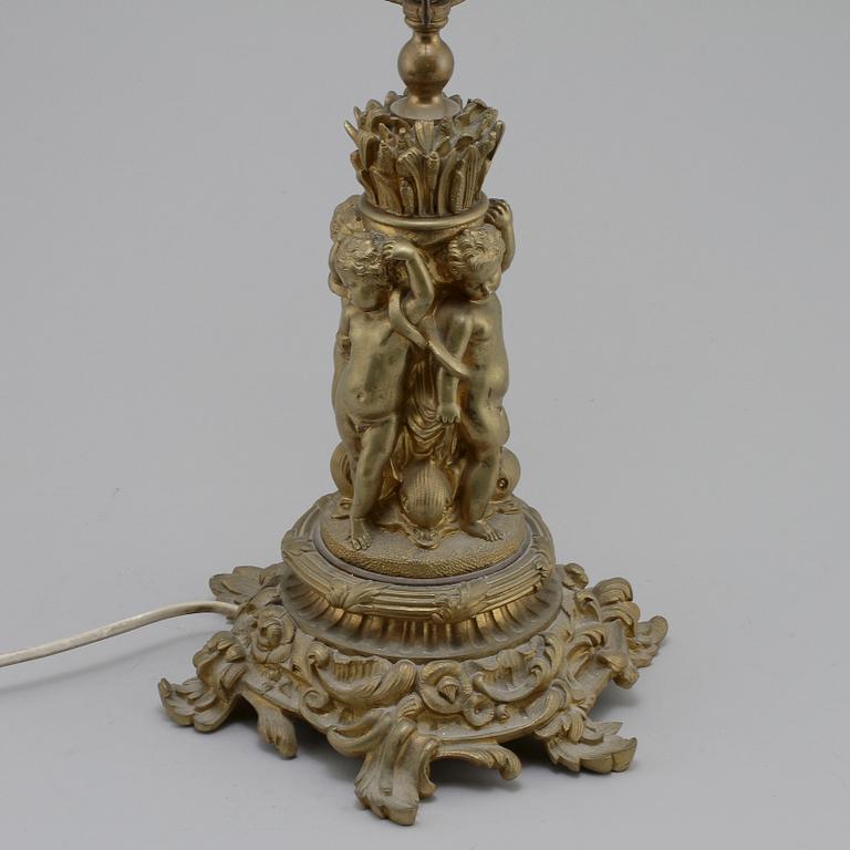 BORDSLAMPA, bronserad metall, rokokostil, 1900-talets första hälft.
